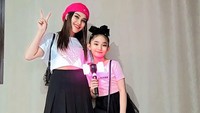 Gaya gemas Ayu Ting Ting dan Bilqis dengan busana bernuansa hitam dan merah muda. Foto: Instagram Ayu Ting Ting