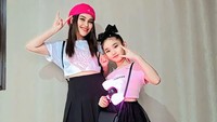 Ayu Ting Ting mengajak anaknya, Bilqis, menyaksikan konser BLACKPINK di GBK hari ini. Foto: Instagram Ayu Ting Ting