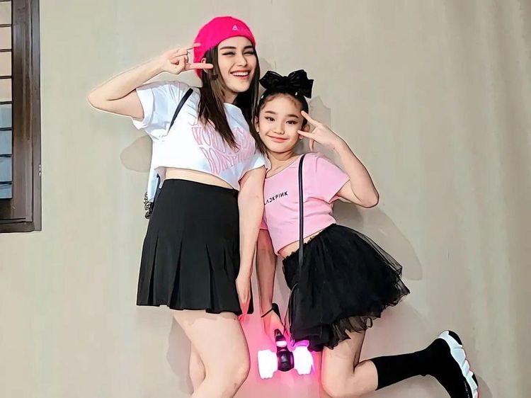 10 Momen Seru Bak Bestie Artis Boyong Anak Nonton BLACKPINK di GBK