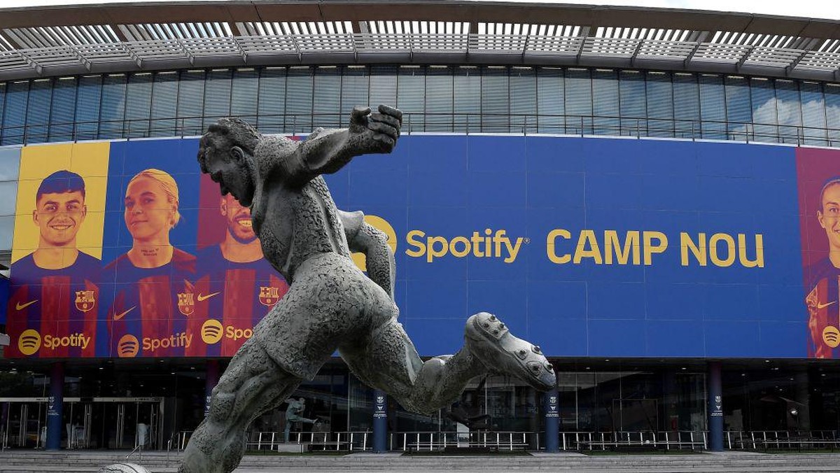 Stadion Camp Nou sedang direnovasi. Foto: AFP via Getty Images/PAU BARRENA