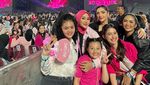 Seru Banget! Gaya 7 Selebritas Nonton Konser BLACKPINK