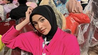 Citra Kirana yang juga nggak mau ketinggalan nonton konser ini dengan gayanya tersendiri. Foto: instagram