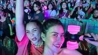 Gaya Nagita Slavina yang rambutnya dikepang dua saat saksikan konser BLACKPINK bikin semua mata tertuju padanya. Foto: instagram