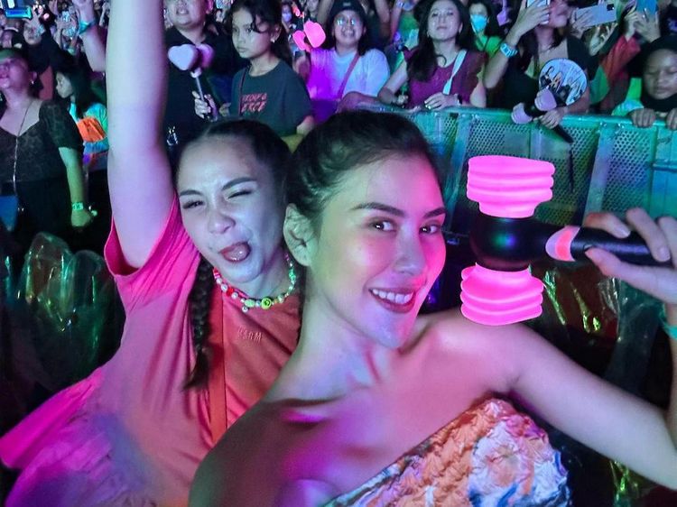 Seru Banget! Gaya 7 Selebritas Nonton Konser BLACKPINK