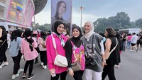 Ryana Dea dengan Citra Kirana dan Erica Putri yang menyaksikan konser ini. Foto: instagram