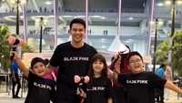Jonathan Frizzy bersama anak-anaknya yang menyaksikan konser ini. Foto: instagram