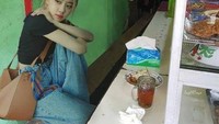 Editan foto Rose ini pun tak kalah bikin ngakak. Posenya dinilai pas dengan kebudayaan kebanyakan orang Indonesia saat makan di warteg. Foto: Twitter