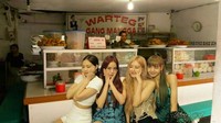 Editan netizen ini tak kalah bikin ngakak, memperlihatkan keempat personel BLACKPINK tengah mampir ke warteg dan berpose kegirangan. Foto: Twitter