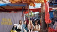 Tak kalah kreatif, netizen ini edit foto keempat member BLACKPINK tengah berada di pasar. Mereka terlihat sedang berjualan di lapak pisang. Foto: Twitter