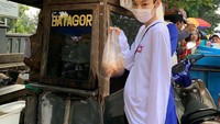 Editan ini terlihat nyata, memperlihatkan Jennie sedang beli batagor. Netizen memberi narasi bahwa Jennie sarapan batagor sebelum konser. Foto: Twitter