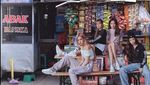 Ngakak! Ini Jadinya Kalau BLACKPINK Jajan Batagor dan Nasi Padang