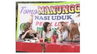 Terakhir ada editan foto keempat personel  BLACKPINK tengah kulineran bareng di warung pecel lele. Mereka terlihat menikmati hidangan di sana. Foto: Twitter