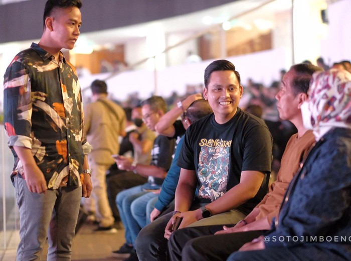 Bupati Kendal Dico Ganinduto bertemu Presiden Jokowi dan Wali Kota Solo, Gibran Rakabuming, di konser Deep Purple di Edutorium UMS, Solo, Jumat (11/3/2023) malam.