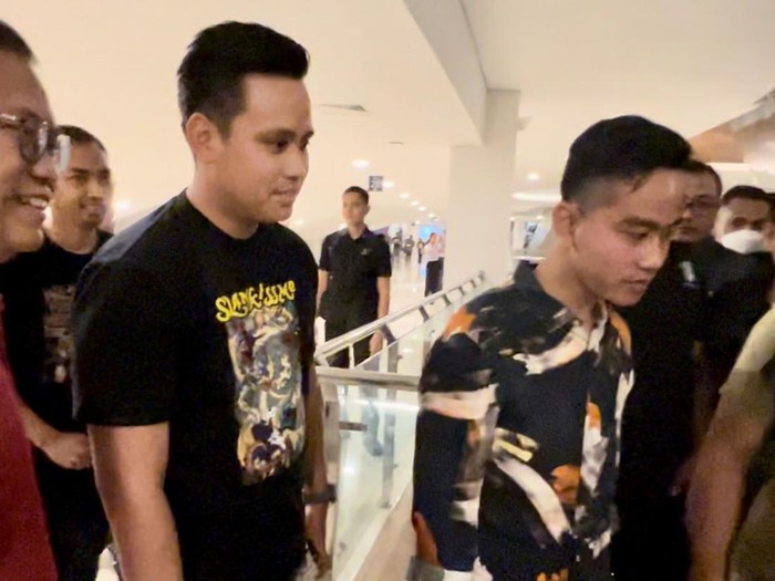Bupati Kendal Dico Ganinduto dan Wali Kota Solo Gibran Rakabuming Raka berjalan menuju venue konser Deep Purple di Edutorium UMS, Jumat (10/3/2023) malam.