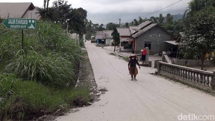 Dampak erupsi Gunung Merapi mengakibatkan hujan abu di tiga desa, di Kecamatan Selo, Kabupaten Boyolali, Sabtu (11/3/2023).