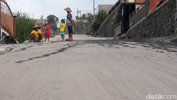 Dampak erupsi Gunung Merapi mengakibatkan hujan abu di tiga desa, di Kecamatan Selo, Kabupaten Boyolali, Sabtu (11/3/2023).