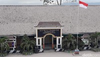 Jalan hingga atap rumah penduduk dan bangunan sekolah tampak memutih tertutup abu vulkanik. Foto: Jarmaji/detikJateng