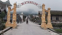Pantauan di lokasi, Sabtu (11/3/2023), hingga pukul 16.30 WIB sore ini hujan abu tipis masih mengguyur di tiga desa di Kecamatan Selo, Kabupaten Boyolali. Foto: Jarmaji/detikJateng