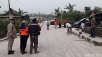 Semua dukuh di Tlogolele terjadi hujan abu, dan saat ini masih hujan abu, kata Sekretaris Desa Tlogolele, Neigen Achtah, ditemui di Dukuh Stabelan, Desa Tlogolele, Sabtu (11/3/2023) pukul 16.30 WIB. Foto: Jarmaji/detikJateng