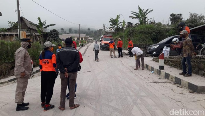 Dampak erupsi Gunung Merapi mengakibatkan hujan abu di tiga desa, di Kecamatan Selo, Kabupaten Boyolali, Sabtu (11/3/2023).