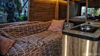 Para anggota komunitas Campervan Indonesia saling memamerkan desain interior Campervan mereka.
