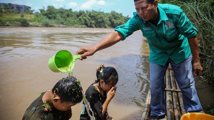Warga mengikuti tradisi Padusan di Sungai Cisadane, Setu, Tangerang Selatan, Banten, Sabtu (11/3/2023). Tradisi Padusan atau mandi membersihkan diri menggunakan air kembang tersebut merupakan tradisi setempat dalam menyambut awal bulan Ramadhan. ANTARA FOTO/Fauzan/foc.