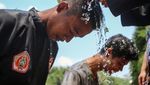 Jelang Ramadhan, Warga Mandi Air Kembang di Sungai Cisadane