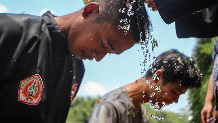 Warga mengikuti tradisi Padusan di Sungai Cisadane, Setu, Tangerang Selatan, Banten, Sabtu (11/3/2023). Tradisi Padusan atau mandi membersihkan diri menggunakan air kembang tersebut merupakan tradisi setempat dalam menyambut awal bulan Ramadhan. ANTARA FOTO/Fauzan/foc.