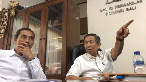 Mantan Ketua KPU Buleleng 2013-2018 Gede Suardana dan anggota DPD Made Mangku Pastika.