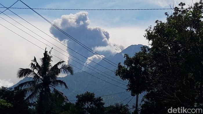 Erupsi Gunung Merapi dilihat dari Kabupaten Boyolali, Sabtu (11/3/2023) siang.
