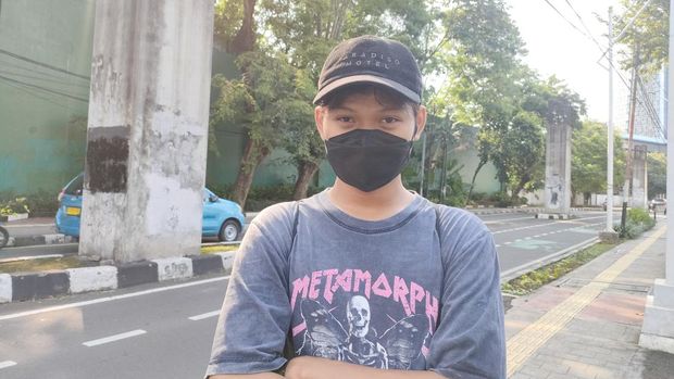 Fans BLACKPINK, Adan (21), memilih naik kereta dari Tangerang ke Jakarta karena sudah menduga lalu lintas akan macet karena konsr idolanya.