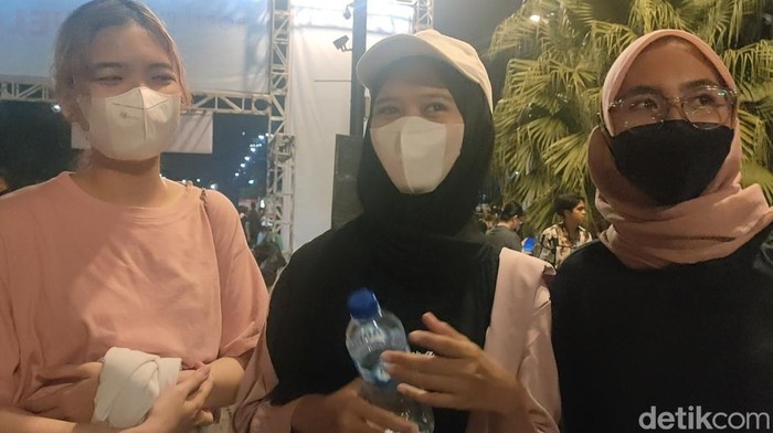 Fans BLACKPINK senang walau nonton dari luar GBK (Dwi R/detikcom)