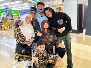 Ortu Fuji Umrah, Ajak Gala Sky hingga Pengasuh