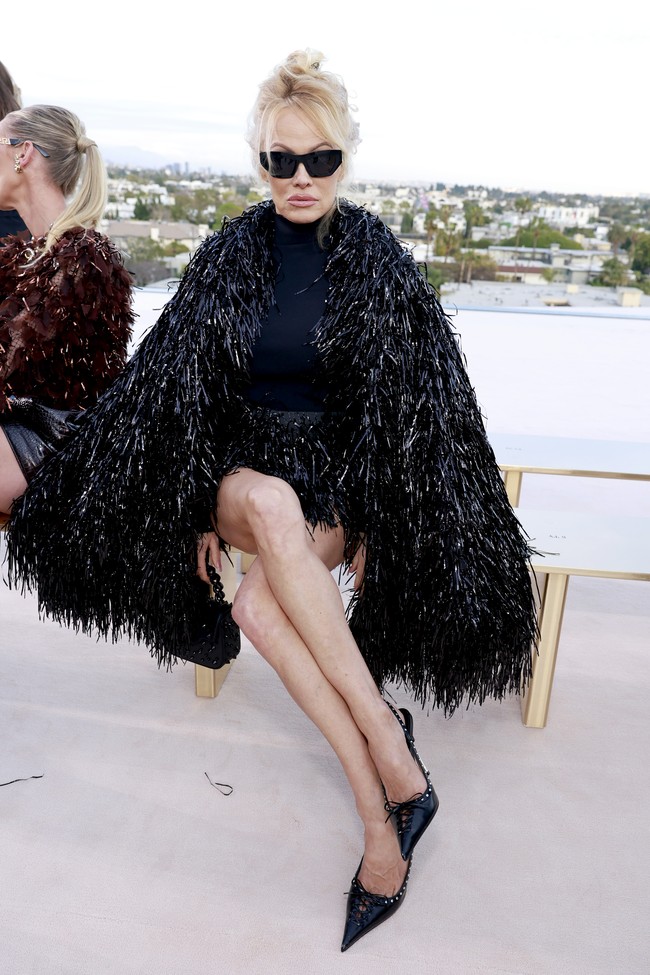 Busana serba hitam juga menjadi andalan Pamela Anderson. Coat bulu-bulu yang membungkus tubuhnya sukses memancarkan aura glamornya. (Foto: Emma McIntyre/Getty Images)