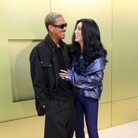 Cher pun datang untuk menyaksikan langsung peluncuran koleksi terbaru rancangan Donatella Versace ini. Berbalut jaket kulit dan legging ketat, penyanyi dan aktris 76 tahun pun sukses mencuri perhatian. Tidak cuma berkat gaya busananya, tapi kemesraan dengan Alexander Edwards yang usianya terpaut lebih muda 39 tahun. (Foto: Kayla Oaddams/FilmMagic)