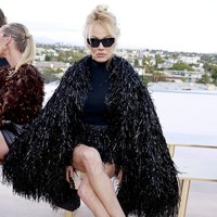 Busana serba hitam juga menjadi andalan Pamela Anderson. Coat bulu-bulu yang membungkus tubuhnya sukses memancarkan aura glamornya. (Foto: Emma McIntyre/Getty Images)