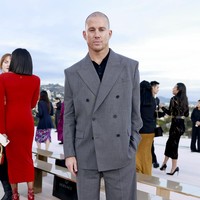 Aktor Channing Tatum bernostalgia dengan masa kejayaan Versace di bawah kepemimpinan Gianni Versace pada era 1990-an dalam balutan setelan abu-abu oversized. (Foto: Emma McIntyre/Getty Images)