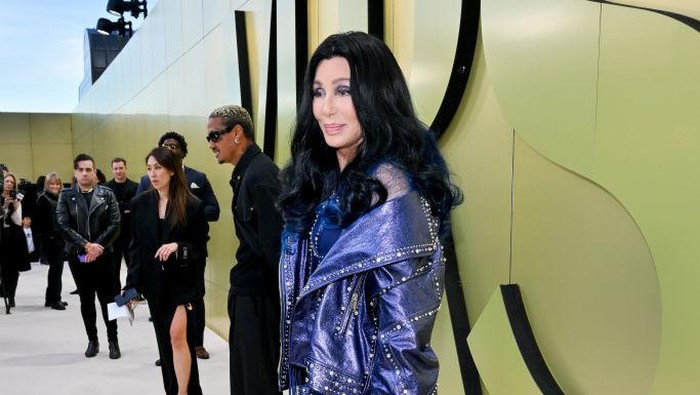 Gaya Artis di Fashion Show Versace Hollywood Cher at the Versace Fall-Winter 2023 Fashion Show held at Pacific Design Center on March 9, 2023 in West Hollywood, California. (Photo by Michael Buckner/Variety via Getty Images)