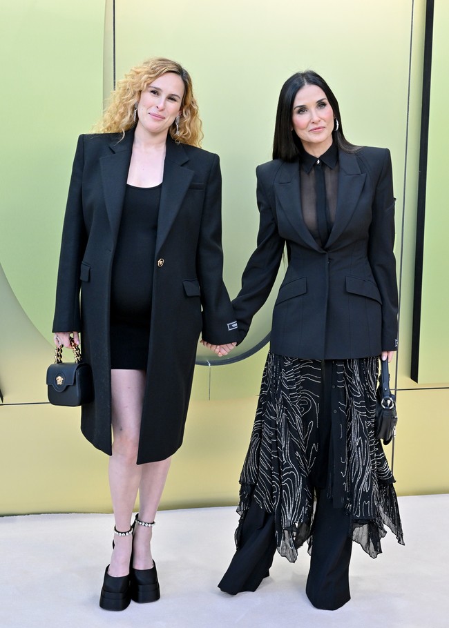 Demi Moore hadir bersama putrinya, Rumer Willis, yang sedang hamil besar. Mereka kompak dengan busana serba hitam. (Foto: Axelle/Bauer-Griffin/FilmMagic)