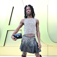 Tren rok di kalangan pria menemani penampilan rapper Lil Nas X di peragaan Versace. Ia memadukannya dengan atasan berkilauan dan boots beraksen embellishment. (Foto: Axelle/Bauer-Griffin/FilmMagic)