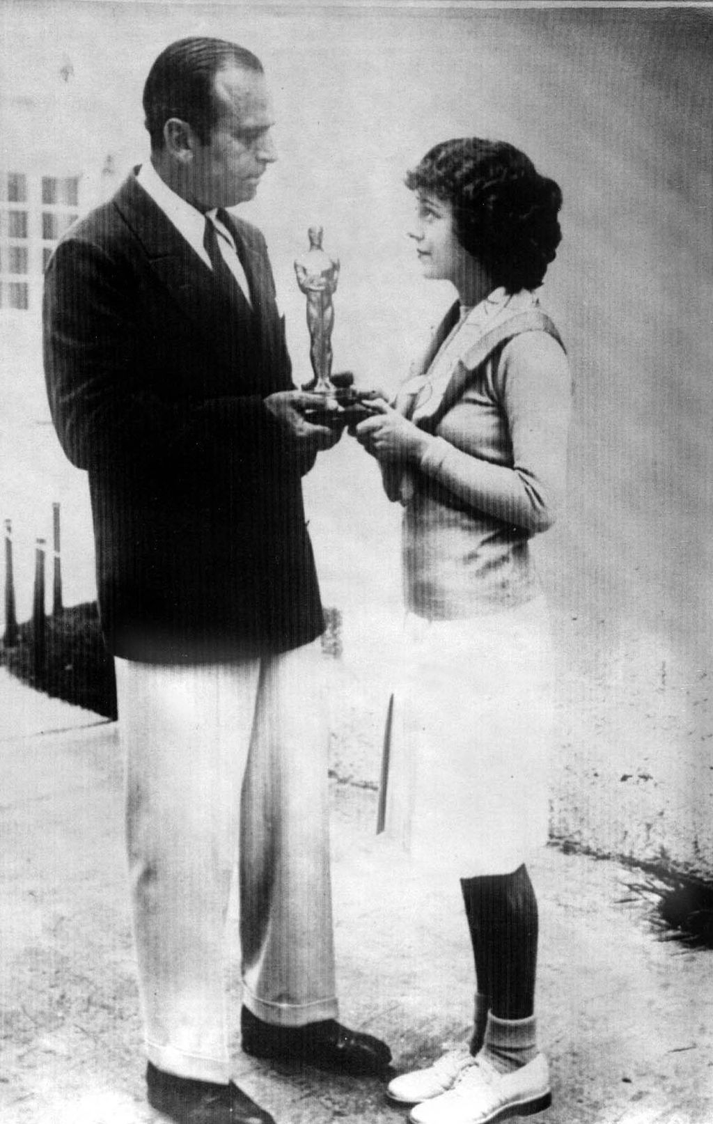 UNSPECIFIED - FEBRUARY 07:  Janet Gaynor receiving academy award for best actress in film Sunny Side Up 1929  (Photo by Apic/Getty Images)