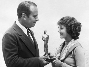 Gaya Artis saat Oscars Pertama Digelar, Baju Seadanya dari Lokasi Syuting