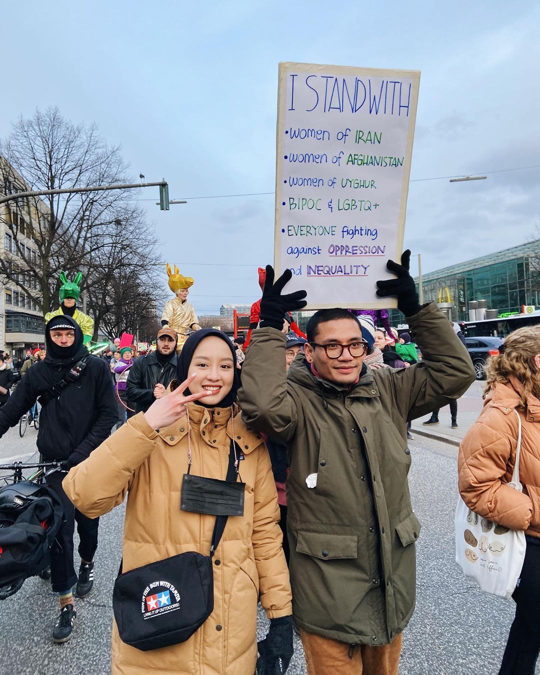Gita Savitri dan Paul Partohap turun ke jalan selama peringatan Hari Perempuan Internasional.