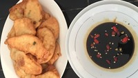 Bukan gado-gado, jajanan khas Palembang ini justru masih satu keluarga dengan pempek. Hanya saja jika pempek menggunakan daging ikan, godo-godo menggunakan daging udang. Di luar itu, sajian godo-godo tak ubahnya seperti pempek, yakni disiram dengan cuko dan diberi timun segar. (Foto: Twitter/@onNy_prYta)