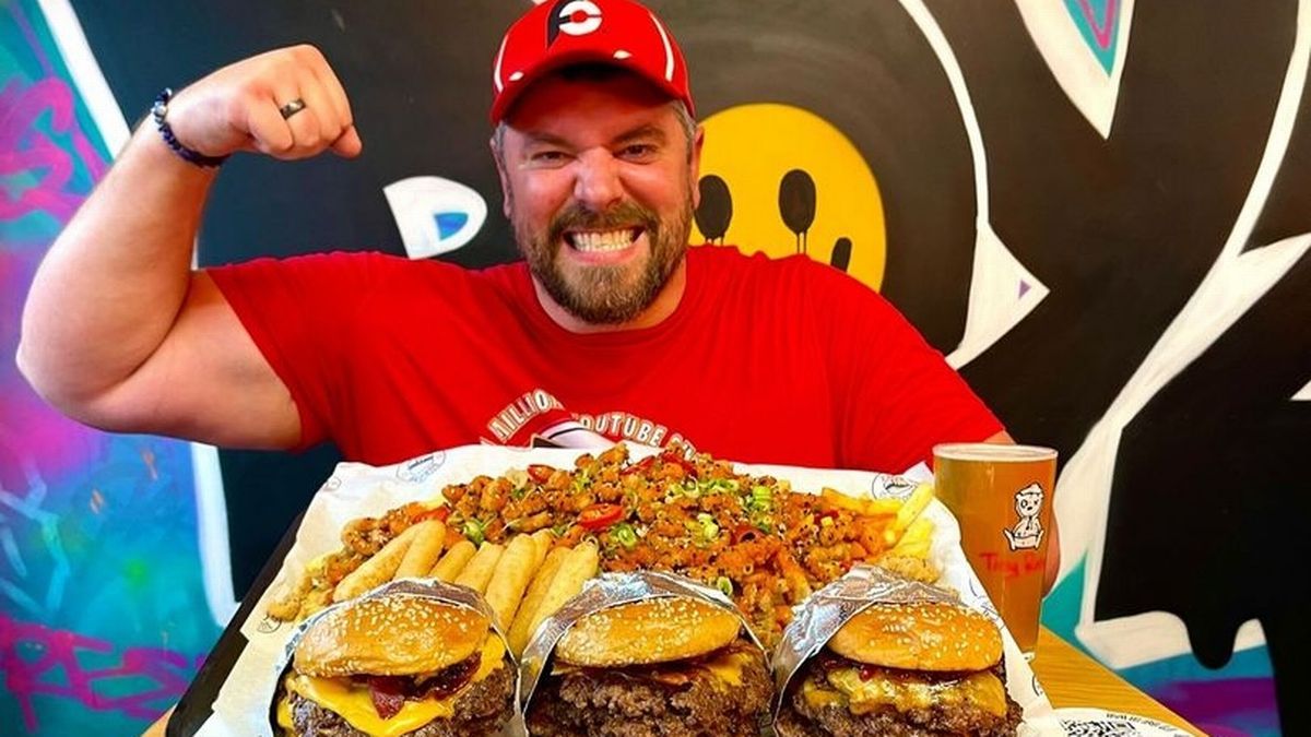 Gokil! YouTuber Ini Lahap 3 Burger Jumbo dan 1 Kg Kentang Goreng