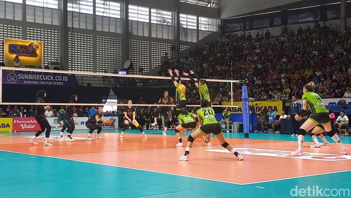 Gresik Petrokimia Pupuk Indonesia vs Jakarta BIN pada Final Four Proliga 2023 di GOR Sritex Arena, Solo, Sabtu (11/3/2023).