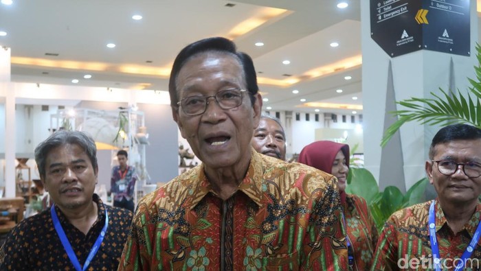 Gubernur DIY Sri Sultan Hamengku Buwono (HB) X di Jogja International Furniture and Craft Fair Indonesia (JIFFINA), Jogja Expo Center (JEC), Kabupaten Bantul. Sabtu (11/3/2023).