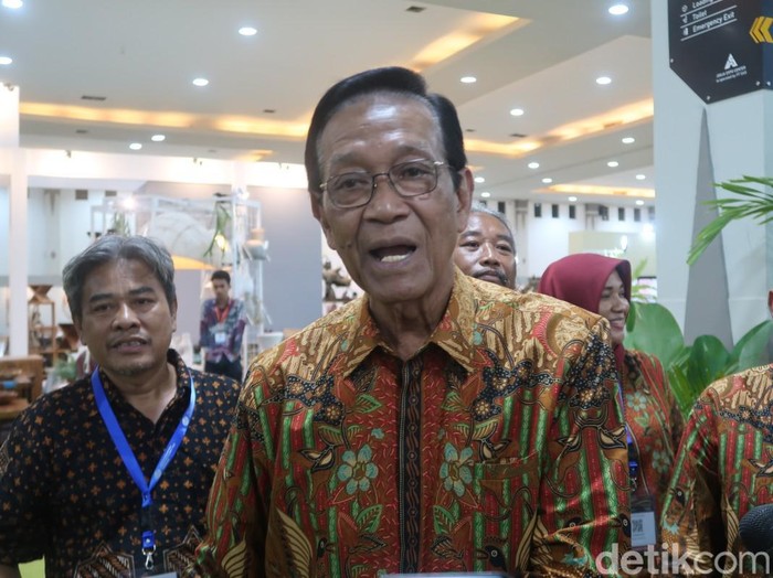 Gubernur DIY Sri Sultan Hamengku Buwono (HB) X di Jogja International Furniture and Craft Fair Indonesia (JIFFINA), Jogja Expo Center (JEC), Kabupaten Bantul. Sabtu (11/3/2023).