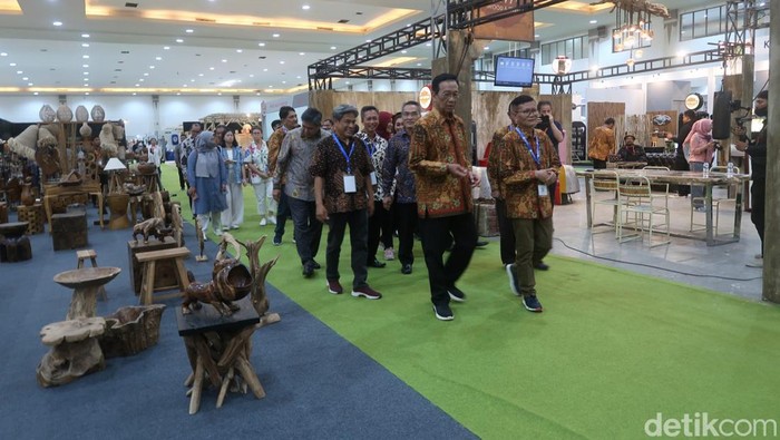 Gubernur DIY Sri Sultan Hamengku Buwono (HB) X saat menghadiri Jogja International Furniture and Craft Fair Indonesia (JIFFINA) di Jogja Expo Center (JEC), Sabtu (11/3/2023).
