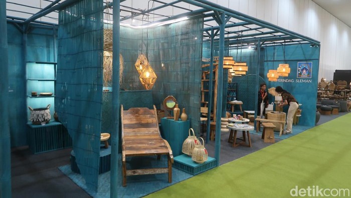 Gubernur DIY Sri Sultan Hamengku Buwono (HB) X saat menghadiri Jogja International Furniture and Craft Fair Indonesia (JIFFINA) di Jogja Expo Center (JEC), Sabtu (11/3/2023).
